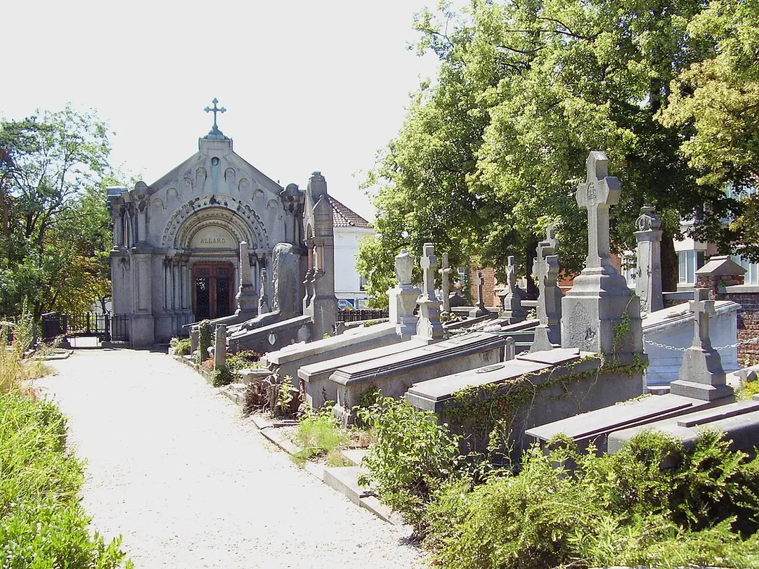 Description: Cimetière du Dieweg  (Bruxelles) - à l'arrière plan, le monument funéraire de la famille Allard (1878)

Author: User:Ben2
Date of creation: 30 juillet 2006
Source: Photo personnelle