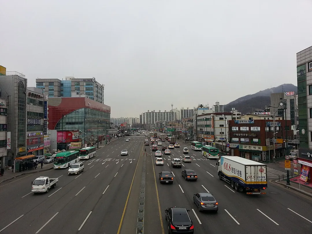 Gyeongsu-daero Blvd, part of National route No. 1 in South Korea. Taken in Uiwang-si