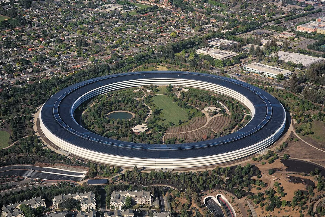 Aerial view of Apple Park, the corporate headquarters of Apple Inc., located in Cupertino, California. The roof is covered in solar panels with an output of 17 MWp, making it one of the biggest solar roofs in the world. Photo taken from a Cessna 172M.