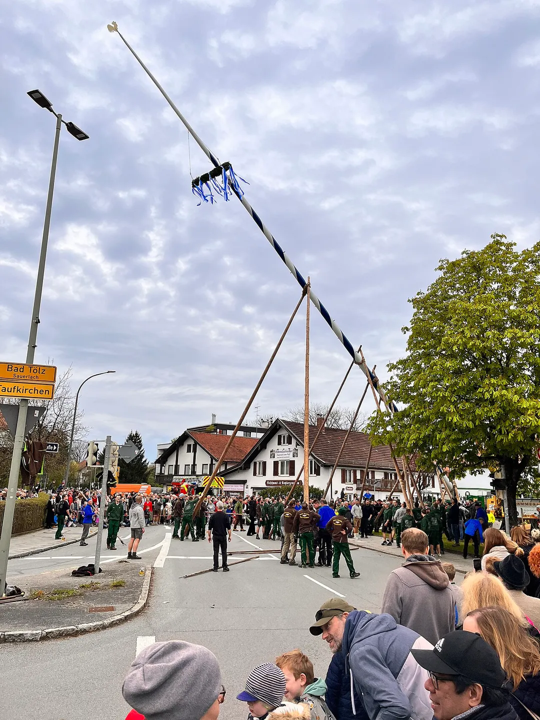 Aufstellen des Unterhachinger Maibaums