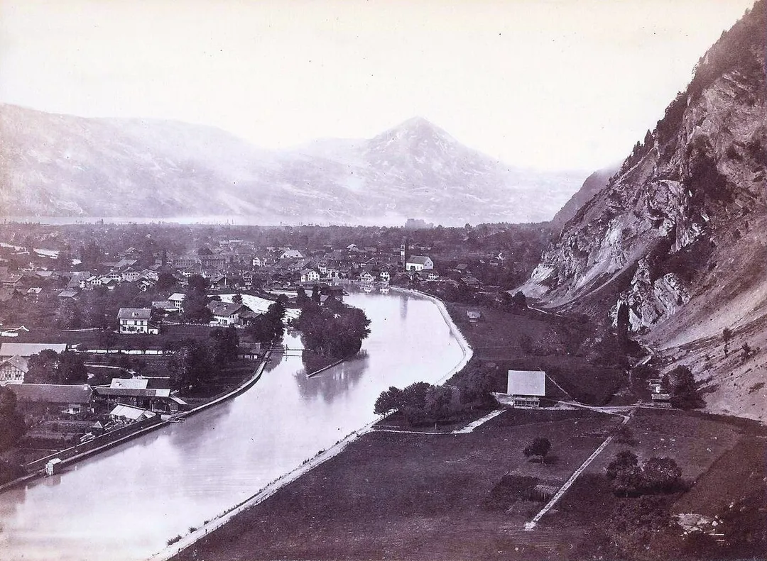Francis Frith: Blick auf Unterseen, Fotographie aus Longfellow, 1865. Aufnahme 1863.