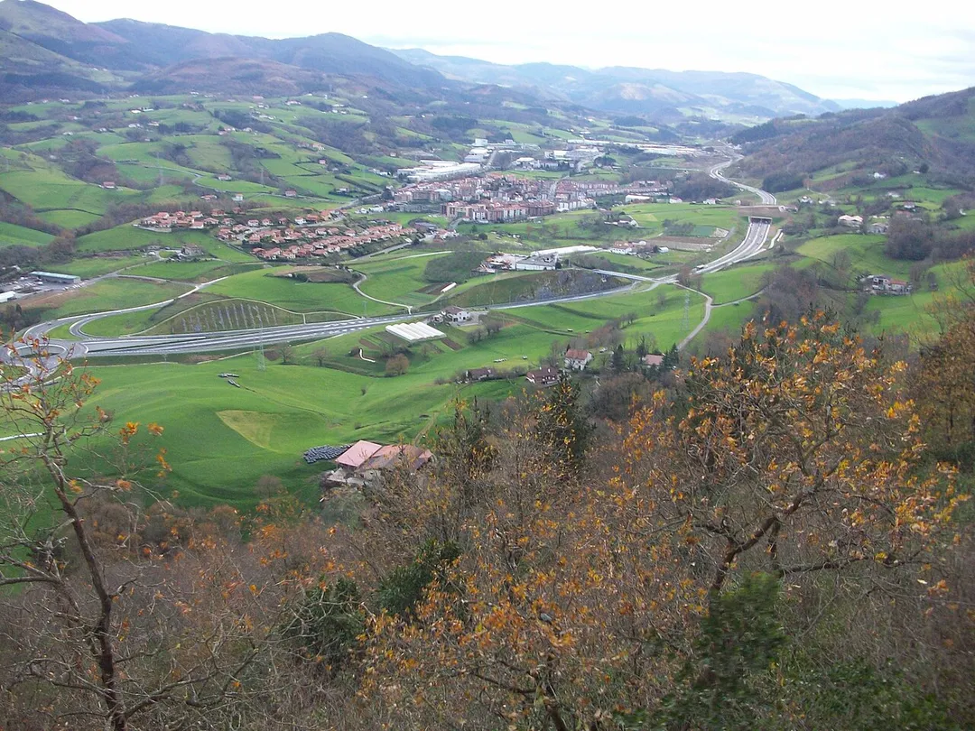Urnieta udalerria Santa Barbara baselizatik ikusita. Gipuzkoa, Euskal Herria.