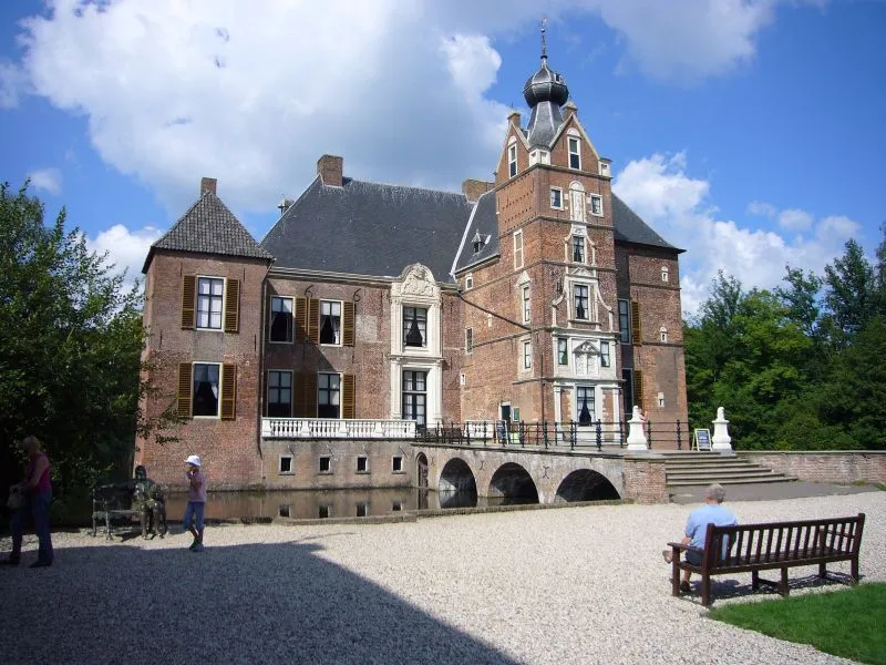 Kasteel de Cannenburgh bij Vaassen. Eigen foto Caseman augustus 2006