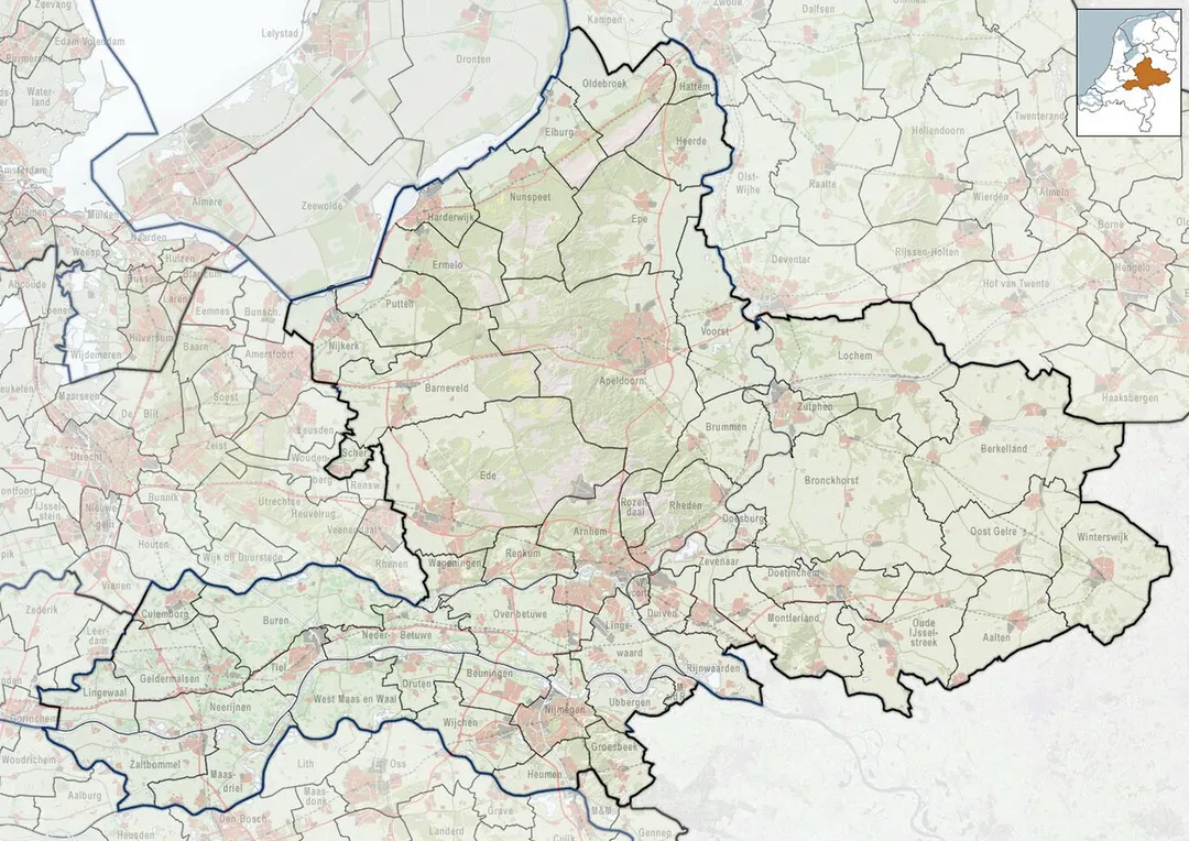 Referentiekaart van Provincie Gelderland, met indeling van gemeenten (2010) en impressie van het landschap.
Door Jan-Willem van Aalst, samengesteld uit publiek beschikbare geo-data:

Referentie-ondergrond (kustlijn, steden, wegen) gerasterd uit de OpenStreet Map OSM. (http://www.openstreetmap.org/index.html) Inhoud is beschikbaar onder de Creative Commons Attribution-ShareAlike 3.0 license.
Referentie-ondergrond op water bewerkt vanuit http://satfoto.geoserve.nl/false-nl/index.html. Gebruik is vrij met bronvermelding NLR en ESA.
Vectorgrenzen van gemeenten en regio's vrij ter beschikking gesteld met dank aan cartografen van brandweerregio's Hollands-Midden en IJsselland; gerasterd in Photoshop.
Hoogte-aanduidingen (reliëf) gerasterd uit de AHN Viewer (http://www.ahn.nl/kaart/); gebruik is vrij met bronvermelding (c) AHN, www.ahn.nl;
Overige kenmerken op de kaart: eigen tekenwerk van Jan-Willem van Aalst, op basis van gerasterde gemeentegrenzen.