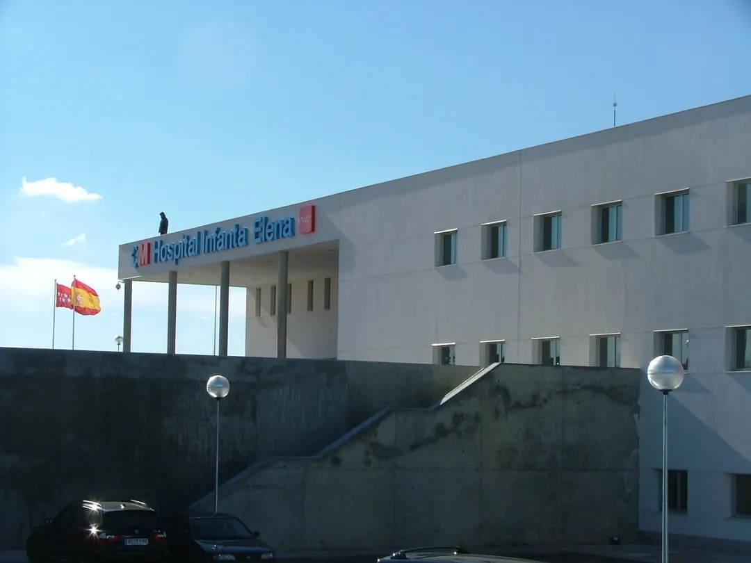Fachada principal del Hospital Infanta Elena el día de su inauguración