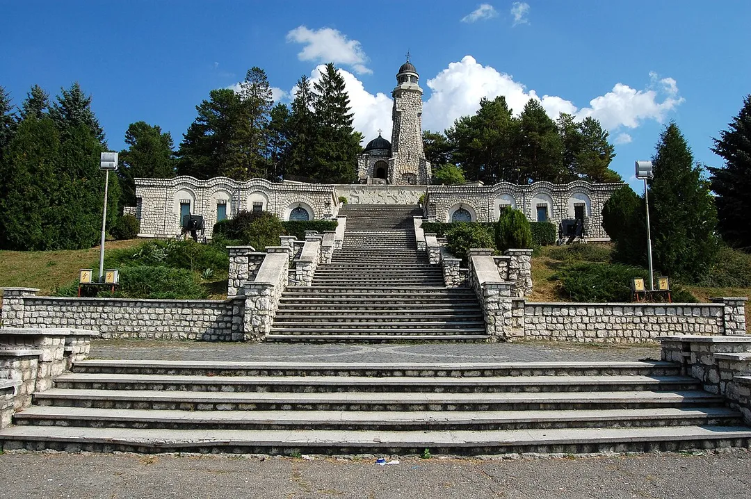 Mausoleul Eroilor din comuna Valea Mare-Pravăţ, judeţul Argeş, cunoscut şi sub numele de Mausoleul de la Mateiaş, este un monument dedicat eroilor din Războiul de Întregire Naţională dintre anii 1916-1918. Este situat pe Drumul european E574 (DN 73), la 11 km de Câmpulung spre Braşov, pe Dealul Mateiaş.