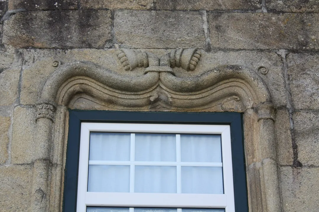 Ventá en estilo gótico manuelino en Valença (Portugal)