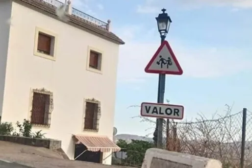 Entrada de la localidad de Válor, en la provincia de Granada (España)