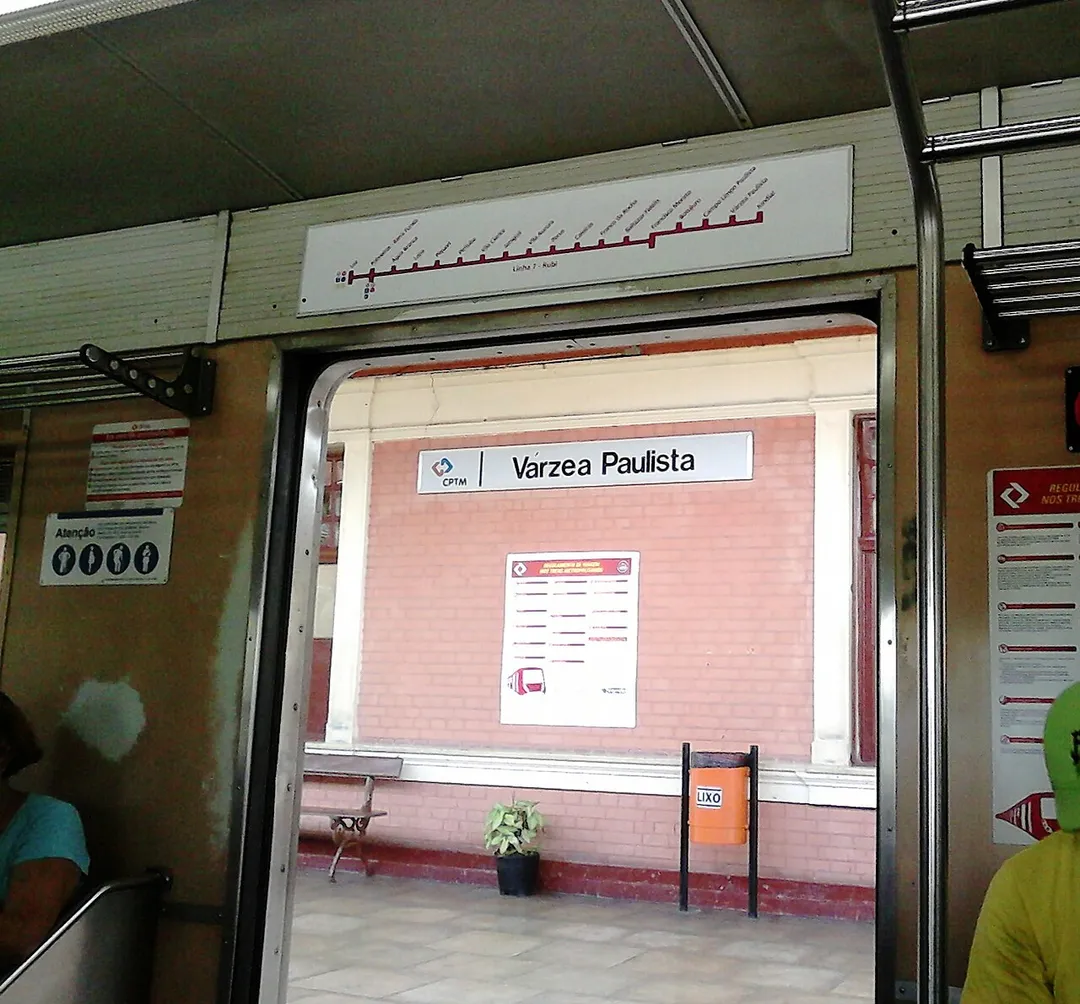 Vista vinda de um trem parado na plataforma da Estação Várzea Paulista da Linha 7 - Rubi da CPTM