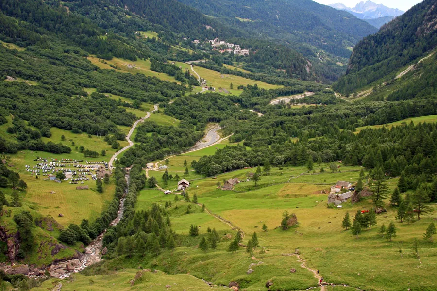 La Piana di Nembro alla testata della Val Cairasca, sotto l'Alpe Veglia. Sullo sfondo l'abitato di San Domenica di Varzo.