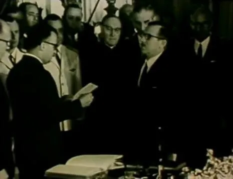 Adalbert Krieger Vasena jura como Ministro de Economía ante el dictador general (R) Juan Carlos Onganía.