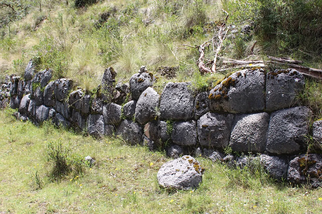 Muro de contención, de tipo almohadillado, asociado al S.A. Salonniyoq.
