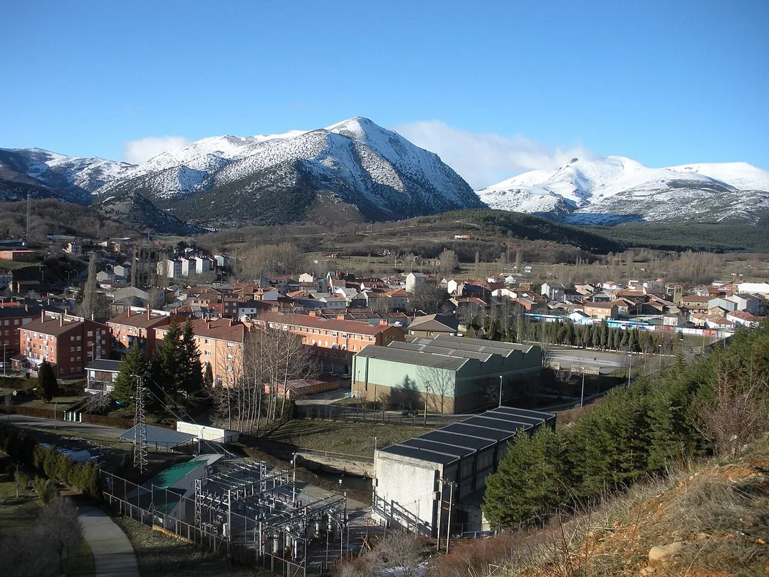 Vista de Velilla del Río Carrión (Palencia) desde la peña.