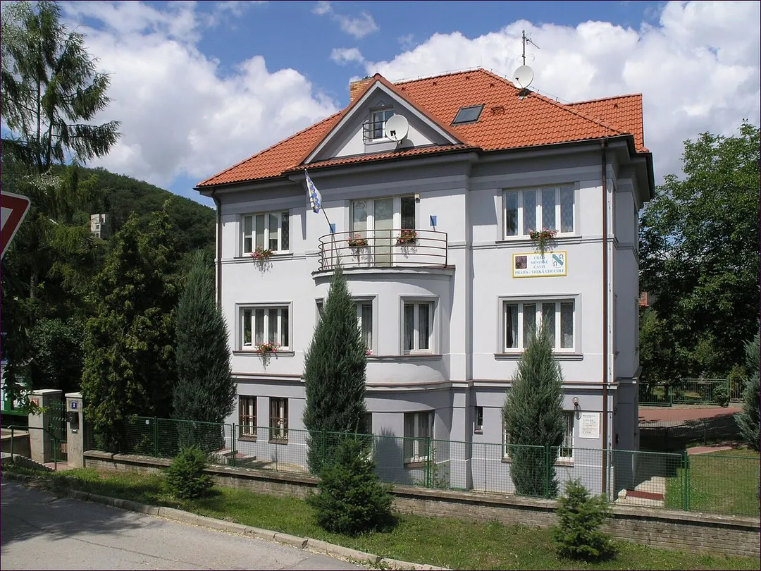 Praha, Velká Chuchle, U skály 262/2 - Úřad městské části