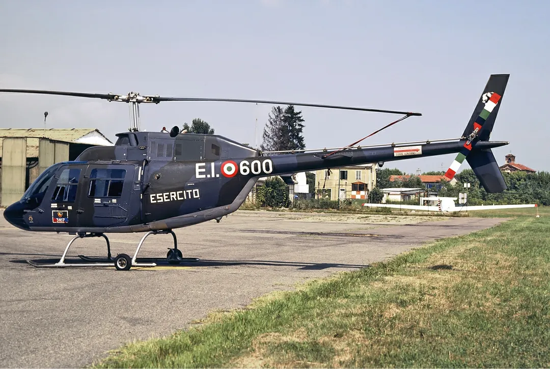 Agusta-Bell 206A JetRanger MM80868 dell'Esercito Italiano fotografato all'Aeroporto di Vergiate, luglio 1982.