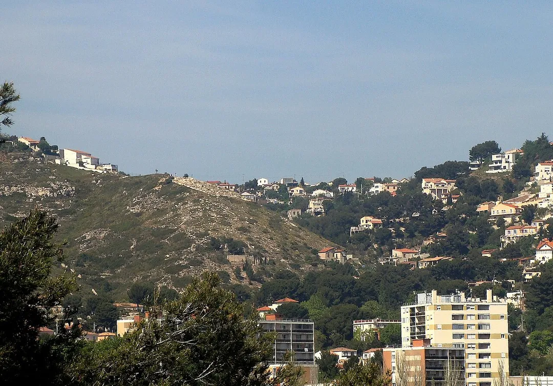 La colline de Verduron vue de Mourepiane (vue partielle). En haut de la partie nue, l'oppidum.