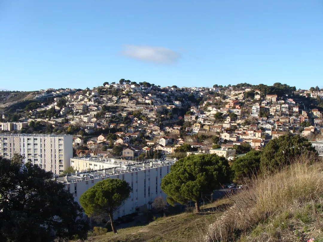 La colline de Verduron vue de Foresta (la Viste).