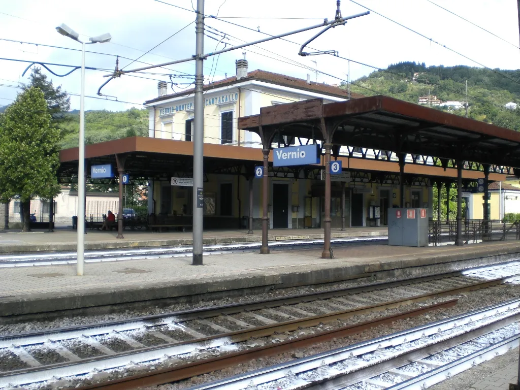 Piazzale del ferro e lato binari del fabbricato viaggiatori della stazione di Vernio-Montepiano-Cantagallo.