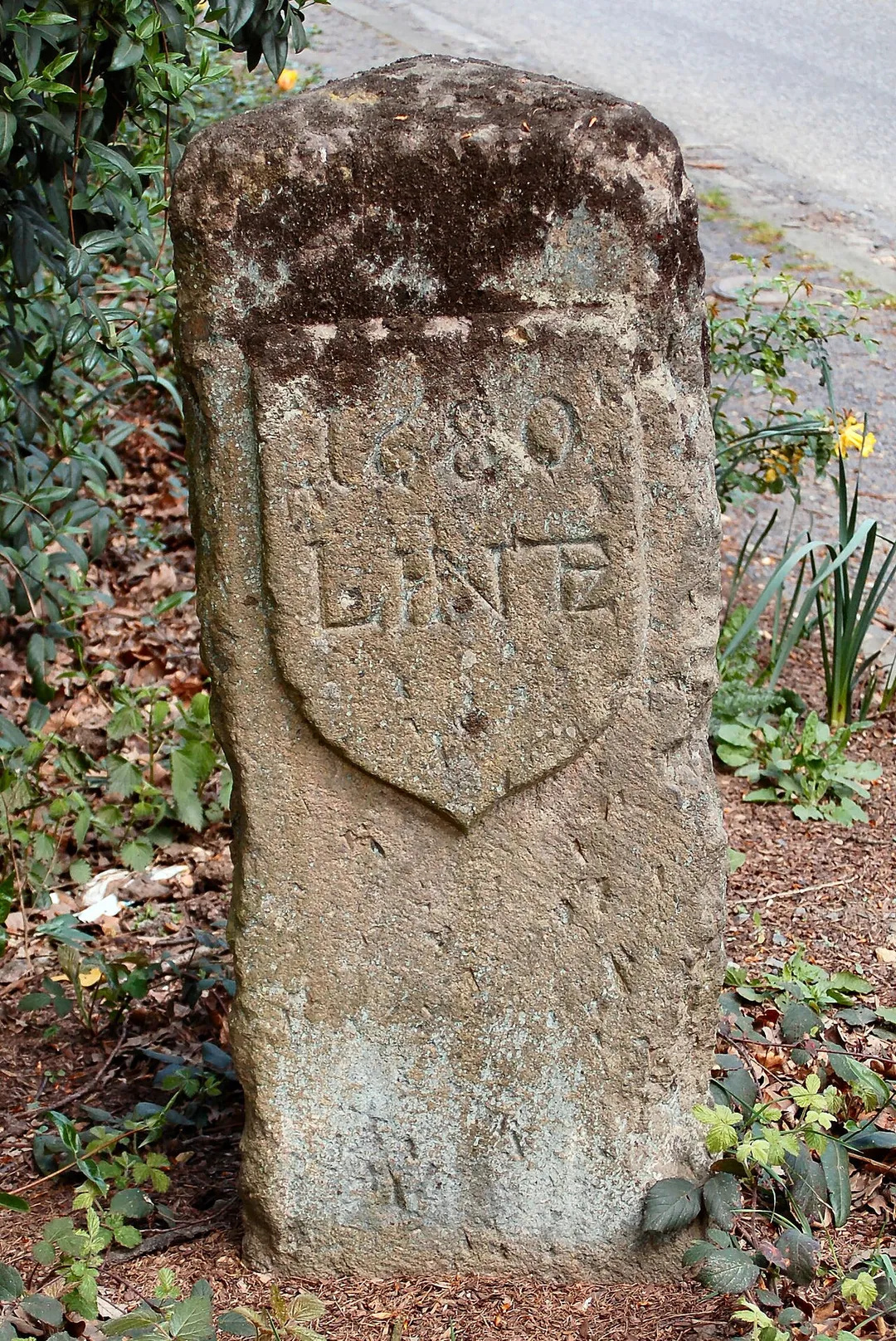 Historical boundary stone from 1680 at the border between the Ämter and parishes (Kirchspiele) Linz, Neustadt and Erpel, today marking the border between the town Linz am Rhein and the municipalities (Ortsgemeinden) Vettelschoß and Erpel.