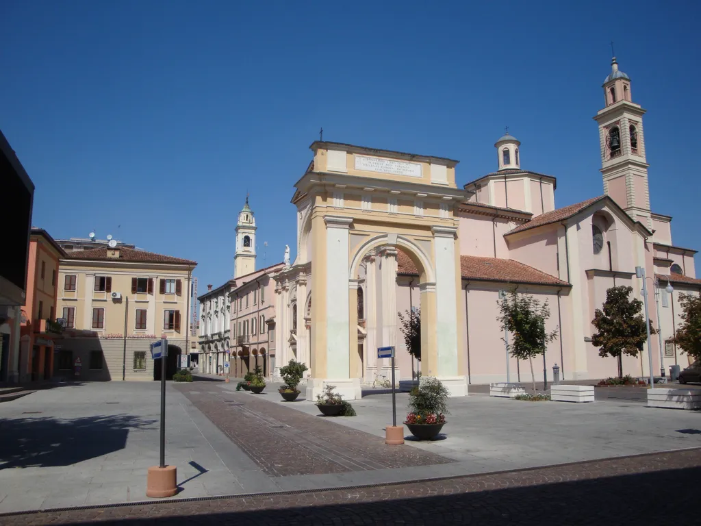 Viadana: Arco di Porta Nuova e in secondo piano la chiesa parrocchiale di Santa Maria Assunta e San Cristoforo in castello