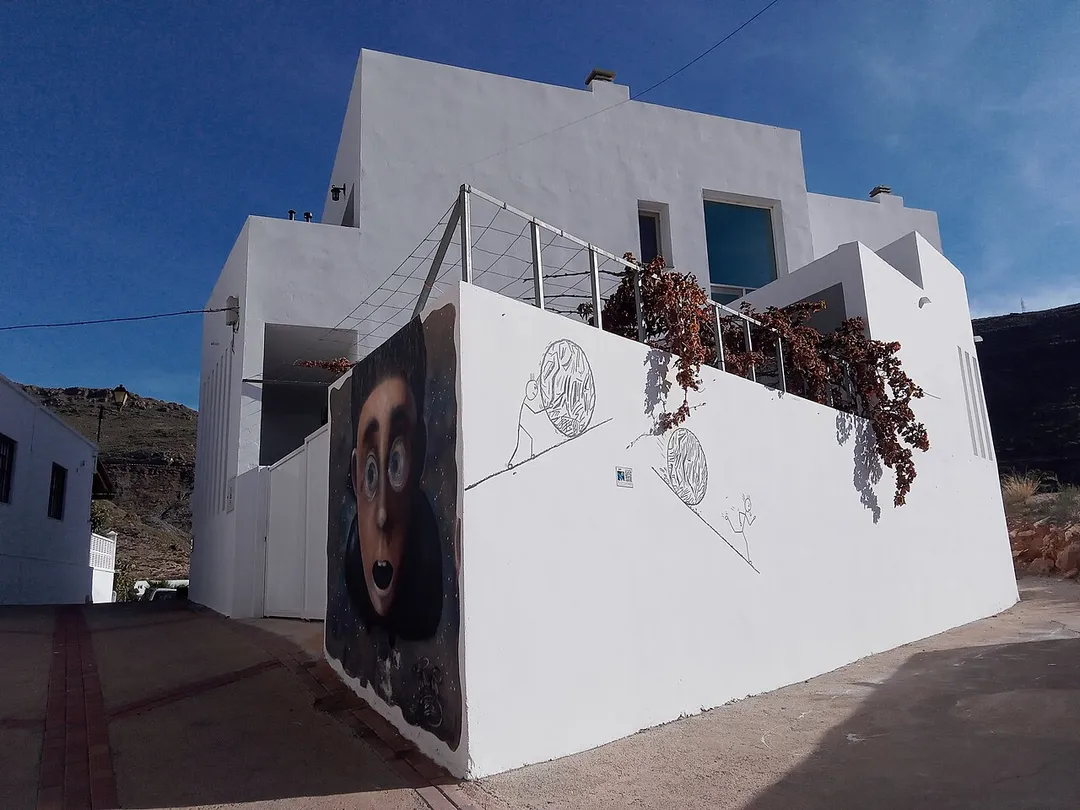 Diferentes calles y rincones de la villa de Vícar, con murales, pintadas y decoraciones