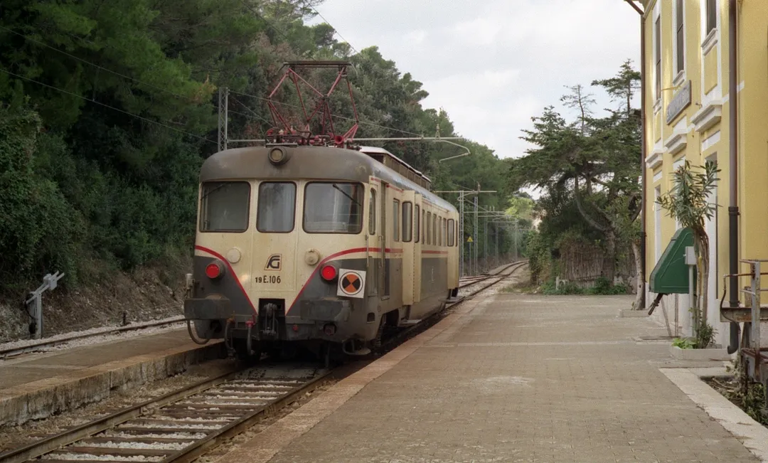 L'elettromotrice E.106 (serie MUA E.101-110), alla stazione di Vico del Gargano-San Menaio.