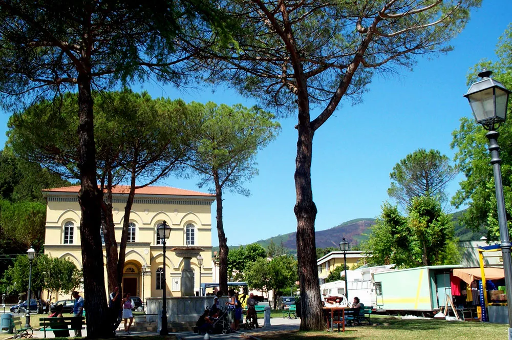 Marché sur la  piazza G. Cavalca à Vicopisano en Toscane - Italie