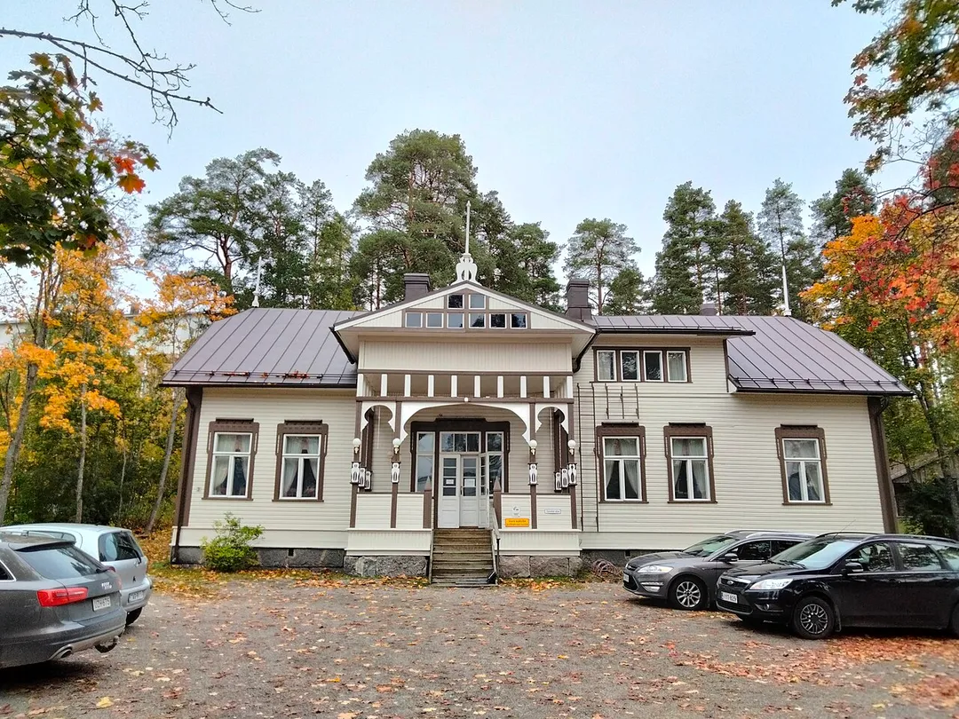 Villa building on Saravedentie 3, Laukaa. Completed in 1910. Owned by the Laukaa municipality. Available to rent for private events.