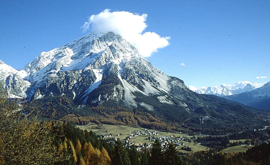 Vista del monte Atelao da San Vito di Cadore. Foto dagli archivi di Bortolo De Vido.
