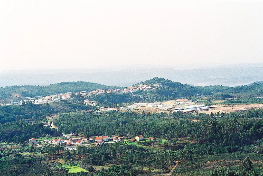 <a href="http://www.cm-viladerei.pt/">www.cm-viladerei.pt/</a>
Este concelho encontra-se exactamente no centro de Portugal Continental.