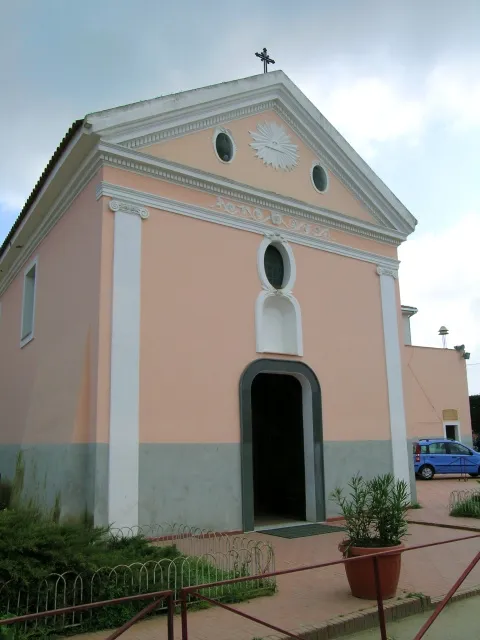 Più volte ristrutturato, il santuario risale a prima del X sec. ed ha origine benedettina volturnense.

Wikipedia: Villa di Briano; Briano.