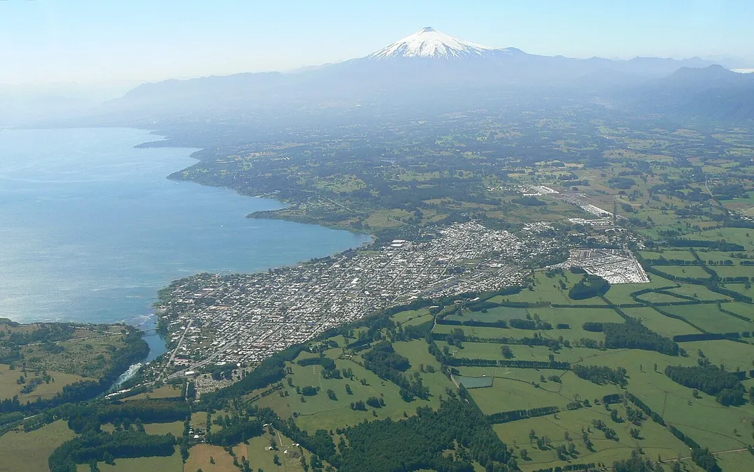 Villarrica town on Lago Villarrica, with Volcán Villarrica in the distance, Chile.Villarrica town on Lago Villarrica, with Volcan Villarrica in the distance