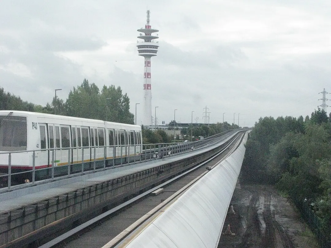 Métro arrivant à la station Les Prés, Villeneuve d'Ascq