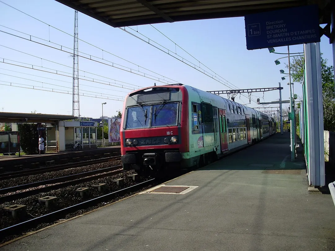Train without stopping in Villeneuve-le-Roi station, Val-de-Marne, France