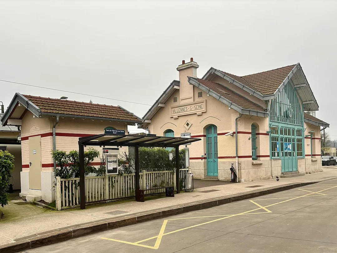 Vue d'ensemble sur le Bâtiment voyageurs de la gare de Villennes-sur-Seine (Yvelines) en décembre 2024.