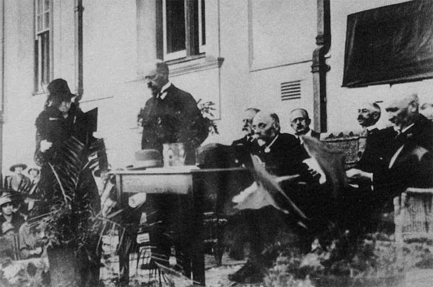 Photograph of Sir David Graaff and his bother Jacobus Arnoldus Graaff making a £100,000 donation to the De Villiers Graaff High School in 1907.  David Graaff is making a speak, Jacobus Graaff is sitting to the right and Jan Smuts is seated in the extreme right.