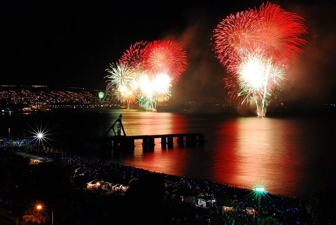 New Years in Valparaiso is a very special place and unique environment. Over a million visitors travel to the city and fill the beaches, hills and streets. The celebration continues until early hours of the morning.
The fireworks display is one of the best in Latin America.
Nikon D60, 28mm, 5sec @ f/29, ISO 800

Valparaíso, Chile.