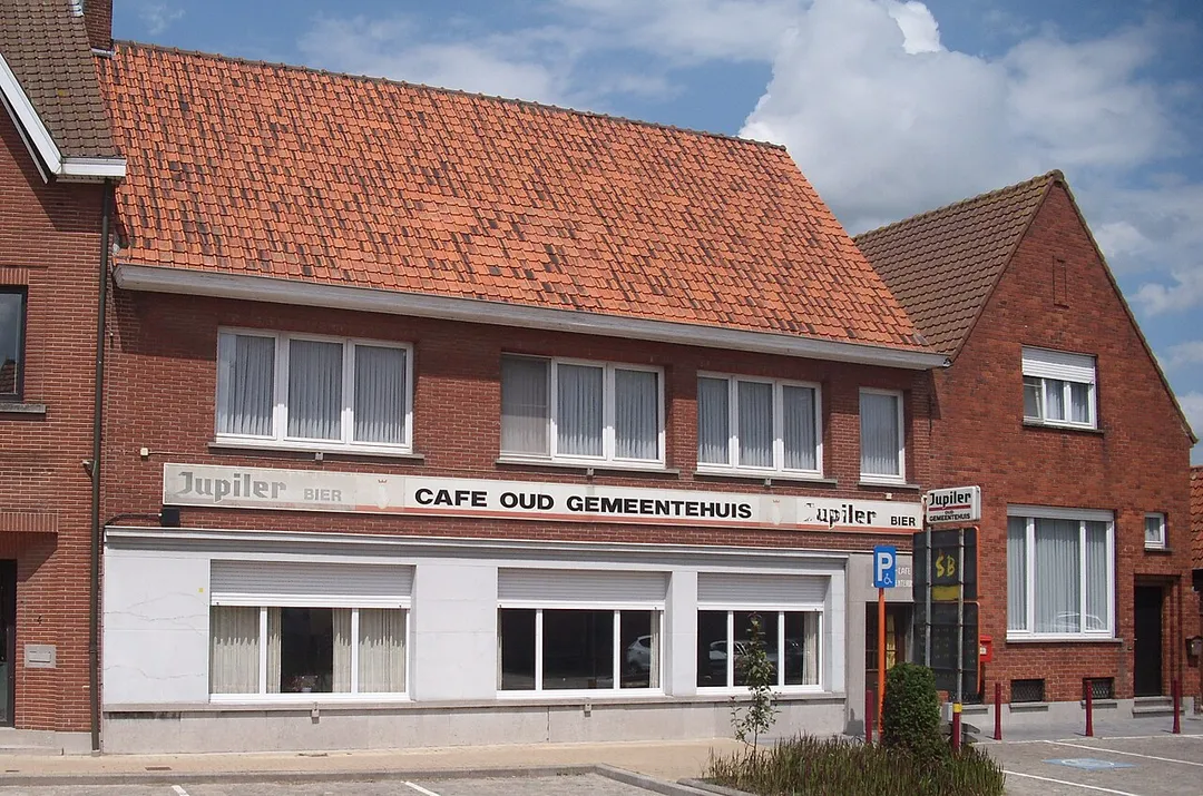 Oud gemeentehuis van Vinkt (rechts op de foto) - Martelarenplein - Vinkt - Oost-Vlaanderen - België