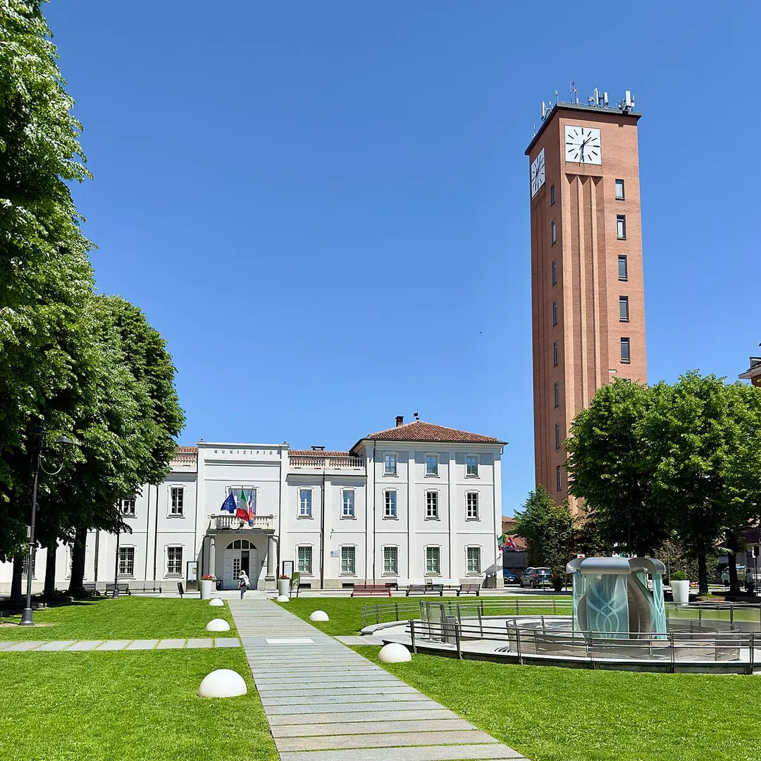 Sulla destra la torre dell'orologio, sulla sinistra scorcio di municipio