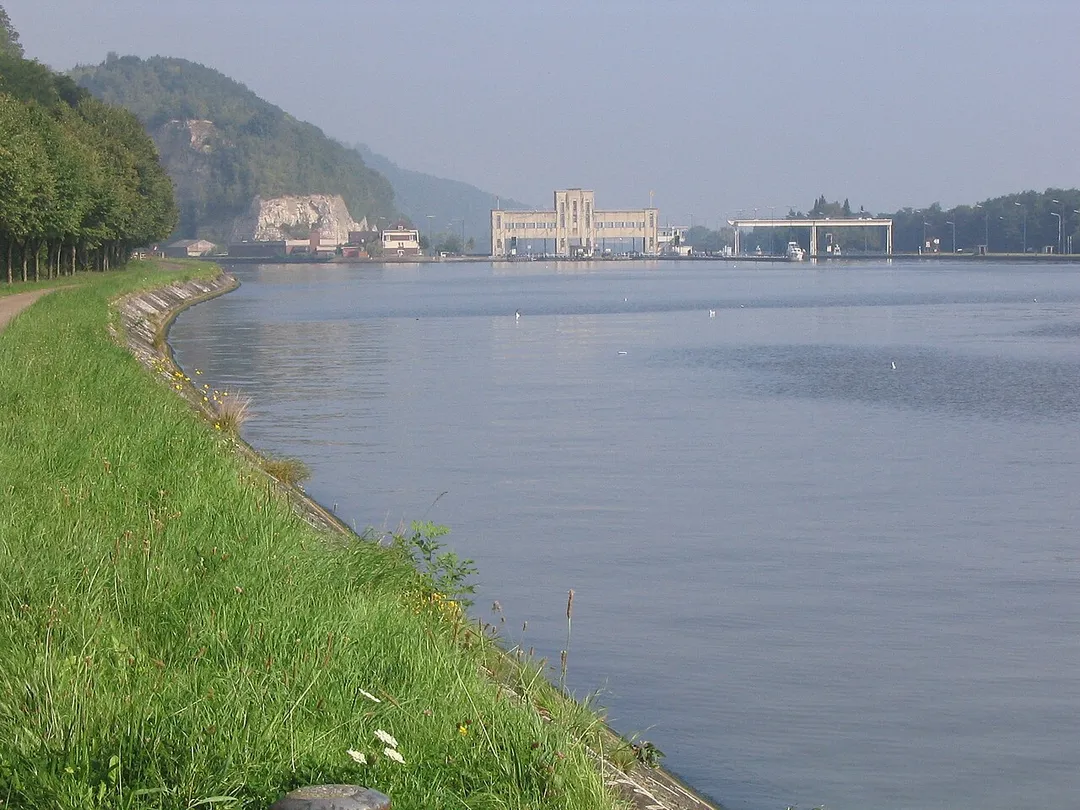 Albert Canal  (filled with Meuse river water) near Lanaye , where it's connected with the Meuse river through the 1,9 km long Lanaye canal. On this image the Albert Canal bows westwards (leftwards, in the Antwerp direction) trough the plateau (upper left), right before its "Mount Saint Peter"  , whereas the locks (upper centre and right) give entrance to the Lanaye canal, connecting with Meuse river 1,9 km more northernly.
