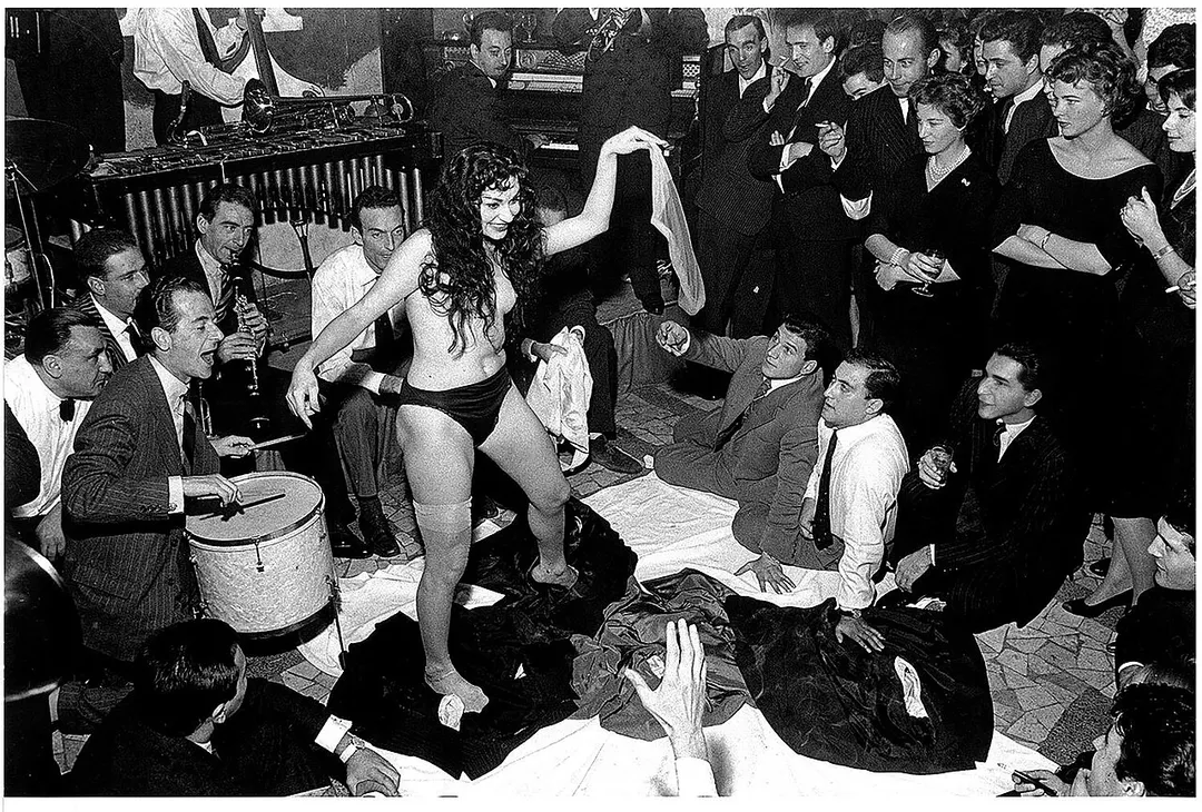 Lo spogliarello di Aiche Nana nel 1958 a Roma, che ispirò una delle scene del film La Dolce Vita (1960) di Federico Fellini