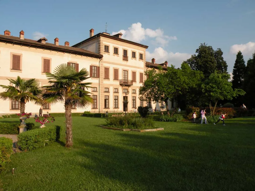 Villa Mari-Resta a Vittuone: visuale della facciata verso il giardino al tramonto