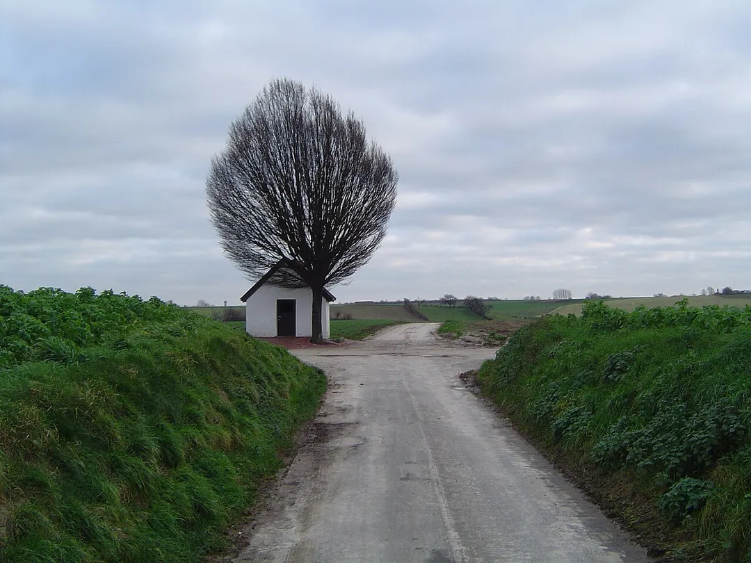 Het wit kapelletje te vlijtingen.  Deze kapel met onbekend bouwjaar is staat sinds mensenheugnis op de kruising van de Aldenbergweg en de Bosstraat.  Vlijtingen is een Haspengouws dorp in Belgisch Limburg.  De kapel is opgedragen aan de maagd Maria en werd opgetrokken in witgekalkte mergelblokken.