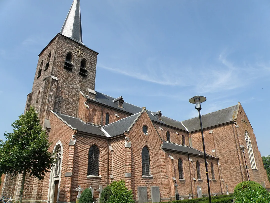 Vosselaar, nabij Turnhout, prov. Antwerpen, België. Onze-Lieve-Vrouwkerk met neogotisch schip (af 1886, n.o.v. arch. Taeymans) en laatgotische westertoren (16e eeuw).
