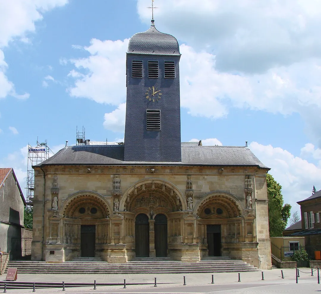 Eglise Saint-Maurille, Vouziers, Ardennes. Son portail Renaissance (milieu XVIème) est très particulier.