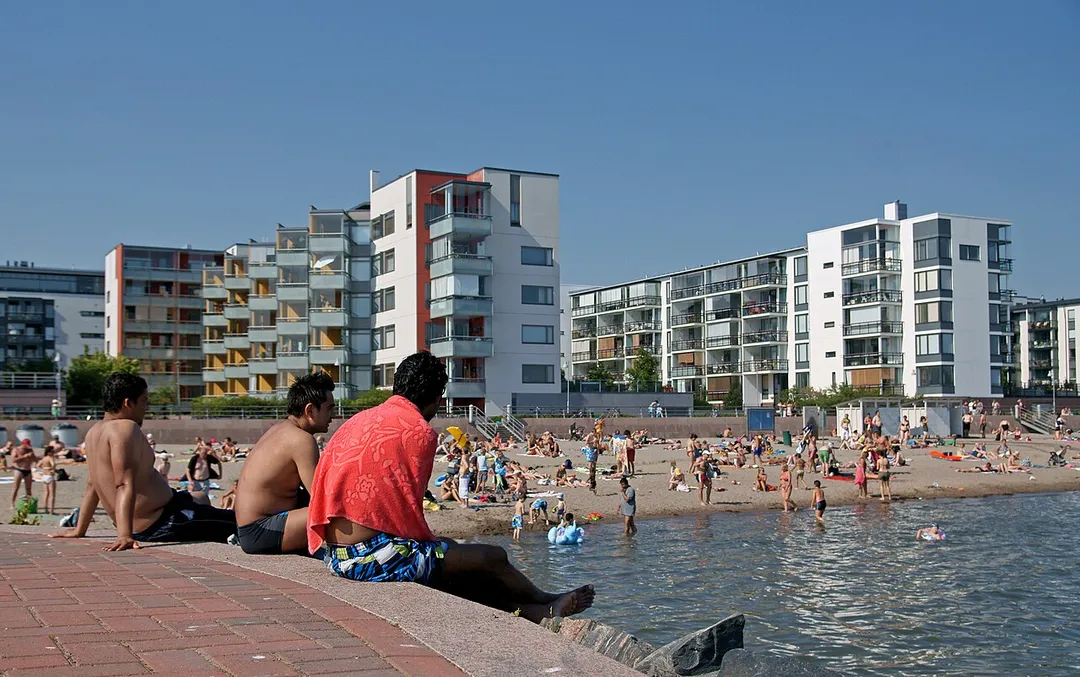 Maahanmuuttajia Aurinkolahden uimarannan edustalla.