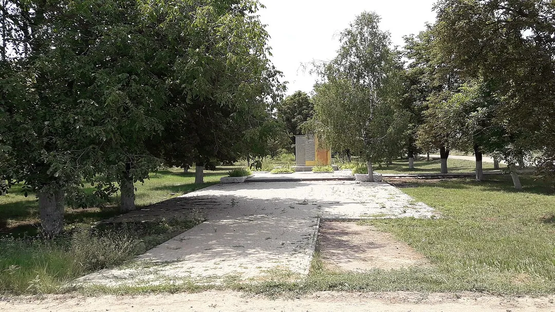 Група братських могил 18 радянських воїнів, загиблих  при звільненні села 5 квітня 1944 р. та пам’ятник воїнам-односельцям, загиблим в роки Великої Вітчизняної війни. 1) Братська могила радянських воїнів. 2) Братська могила радянських воїнів. 3) Пам’ятник воїнам-односельцям., Виноградар, в центрі села