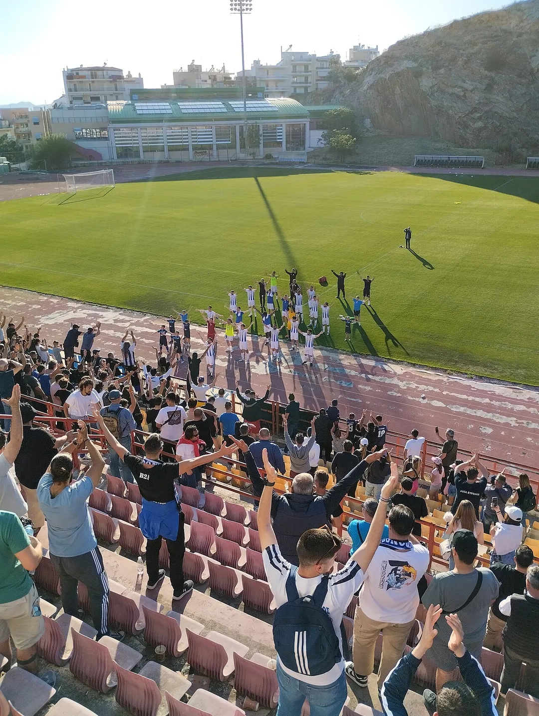Ποδοσφαιριστές και φίλαθλοι της Δόξας Βύρωνος μετά από αναμέτρηση.