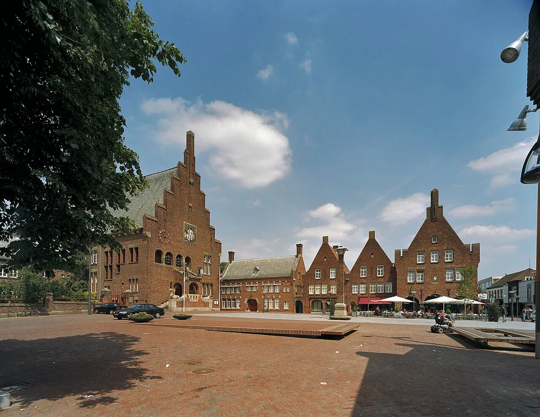 Raadhuis: Overzicht Raadhuisplein, raadhuis met omgeving (opmerking: exterieur foto's opgenomen in maart PLUS juni 2004 (niet aangegeven welke wanneer))
