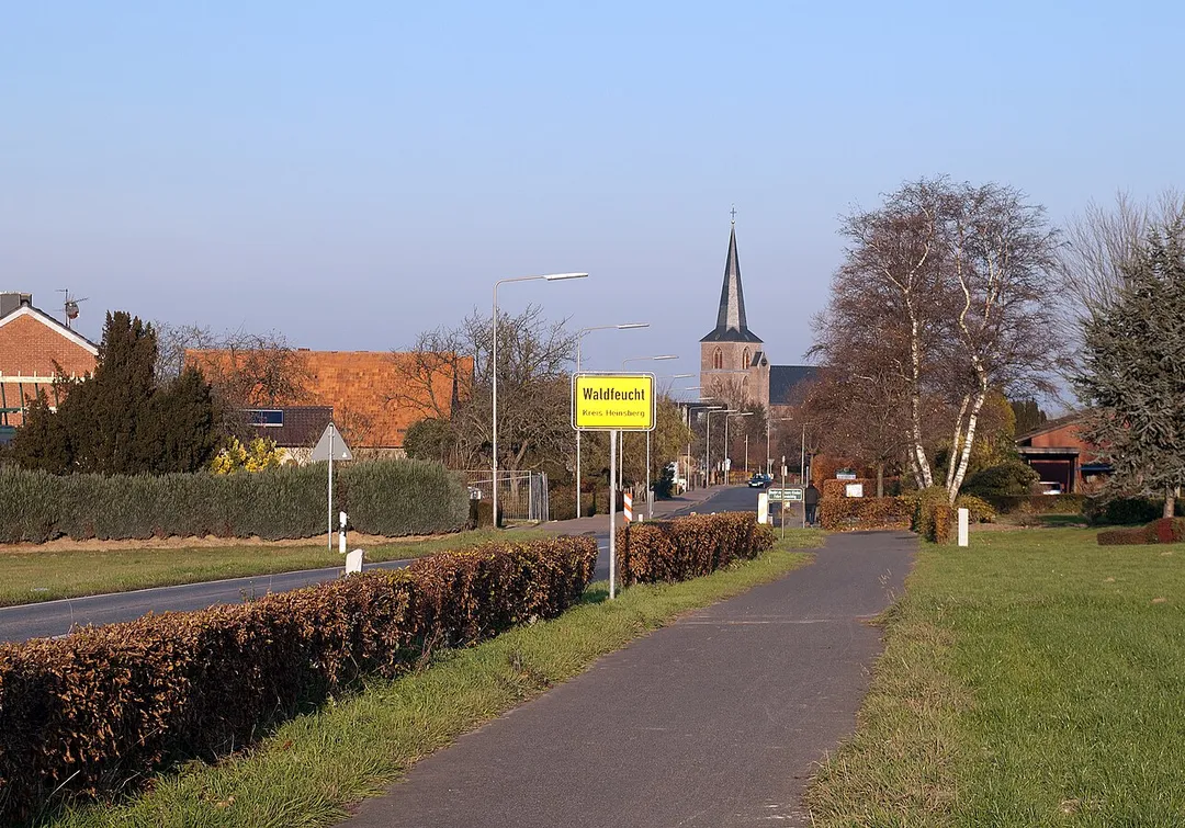 Die Ortseinfahrt Waldfeuchts aus westlicher Richtung, als auf der aus Saeffelen kommenden Straße